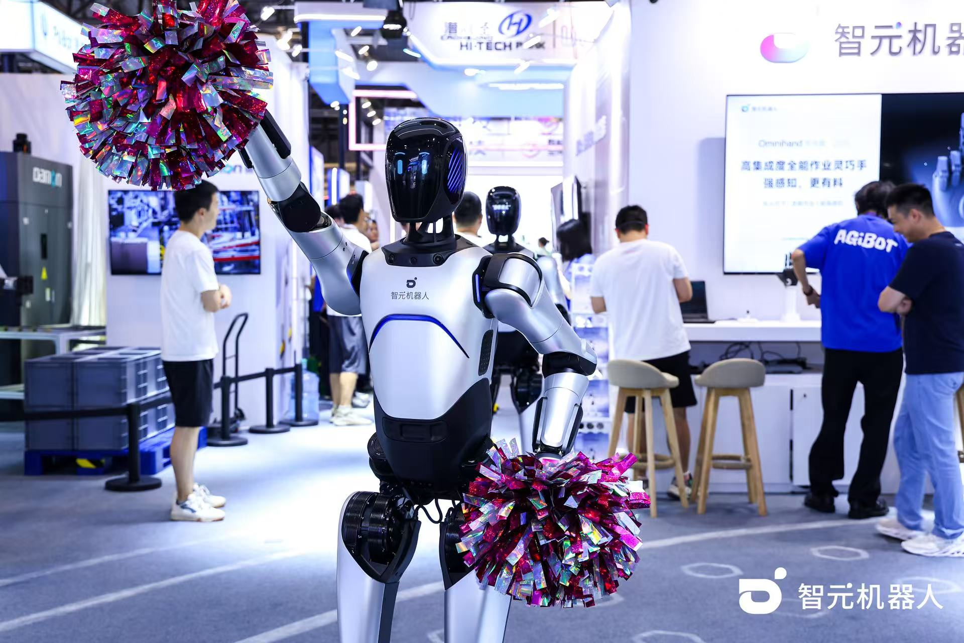 今年会·jinnianhui机器人 WAIC 首日展台火爆，机器人家族集体打工忙不停