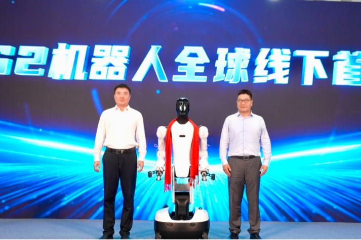 今年会·jinnianhui机器人联合均普智能全球线下首发精灵G2！过亿订单完成首批交付